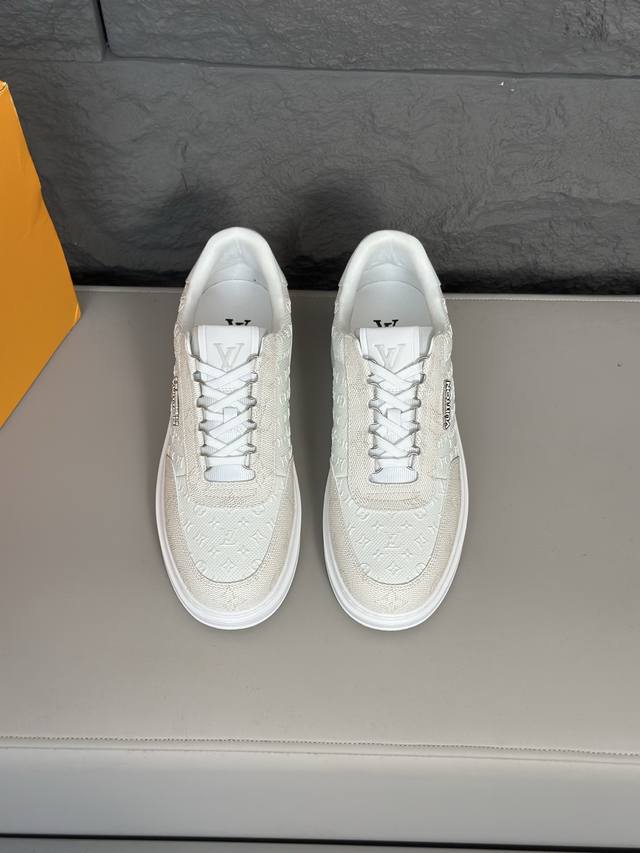 Louis Vuitton 路易威登 -高端品质 原单休闲运动板鞋 -鞋面：纳帕小牛皮、品牌图腾帆布布匹、鞋身.后跟；丝印品牌Logo -内里：水染牛皮 -大底