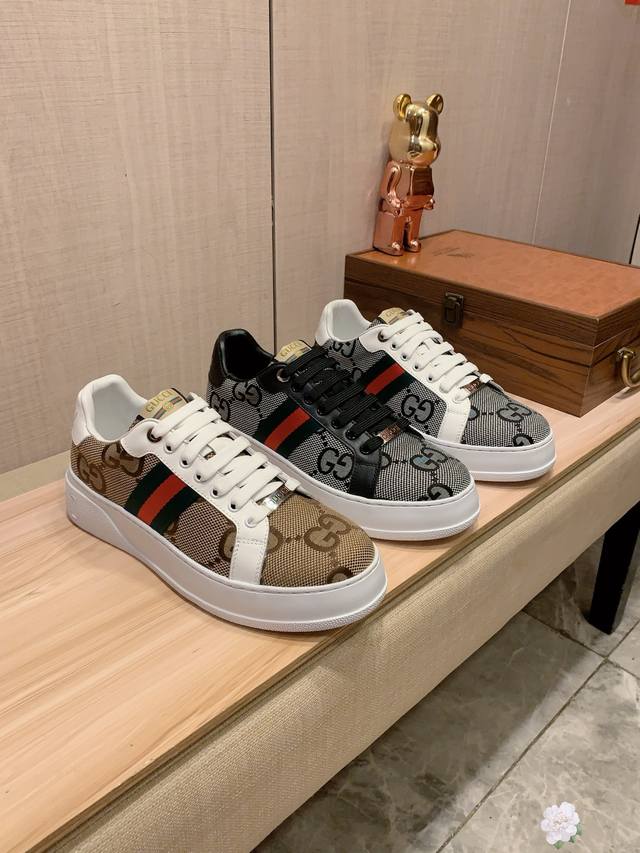 新款: 厂价 古奇Gucci* 最新爆款休闲鞋，顶端品牌 奢侈～代购，顶级～质量。 鞋面選用进口透气牛皮搭配布料材质透气羊皮垫脚 精细做工。原版个性时尚柔软橡膠
