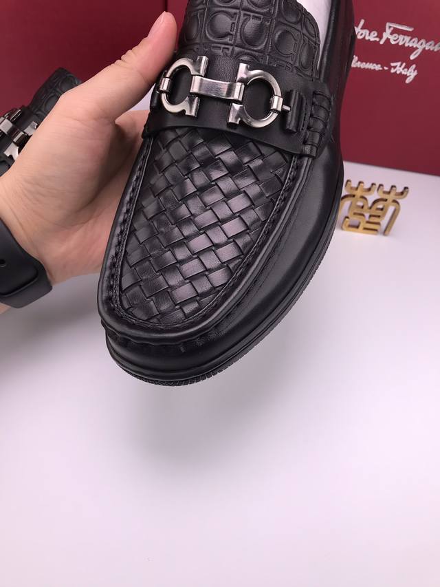 Ferragam* 编织胎牛皮 软底软面 男士高档休闲鞋 进口优质胎牛皮 皮纹质感一流 皮质柔软韧性好 舒适度极佳，色泽自然亮泽 质感强烈 上档次 套包羊皮内里