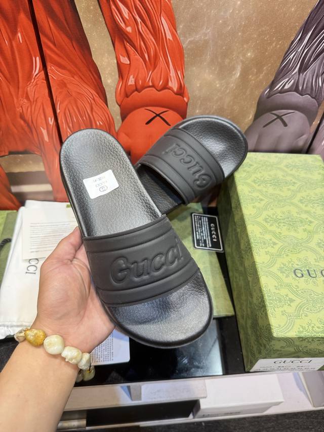 工厂P价 高版本Gucci高端情侣拖鞋，鞋面材质Eva技术，压印品牌Logo，Eva发泡私模大底，细节完美，尽显大牌风范，休闲宽松舒适型，高品质精品，必入收藏款