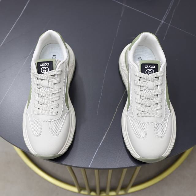 出厂价Pp： 品牌：古奇Gucci 标准码：38-44 等级：官网同款 材料：原版材料拼接 舒适透气内里 轻便耐磨运动大底 款式类别：男士时尚休闲鞋 跑步 运动