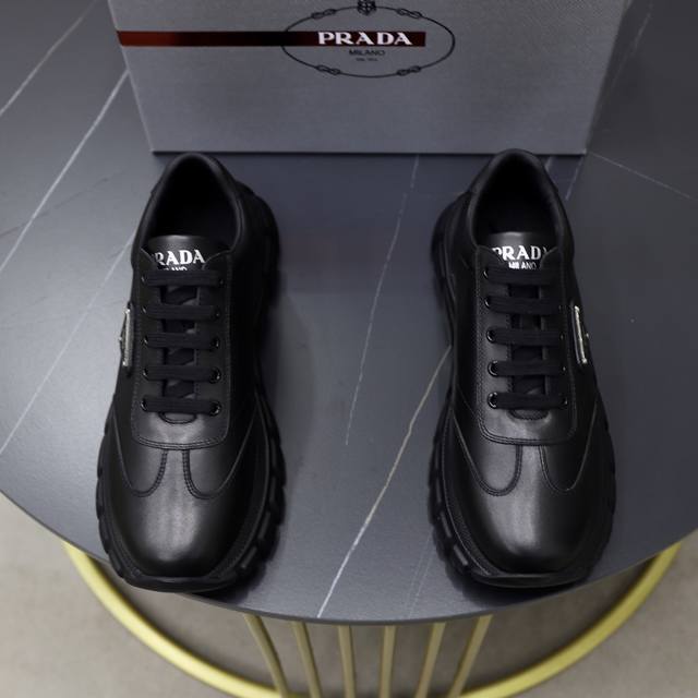 出厂价Pp： 顶级原单 品牌：Prada 普拉达 标准码：男码38 44 45可以定做 等级：官网同款 材料：原版牛皮拼接 牛皮内里 原版组合双色耐磨柔软大底