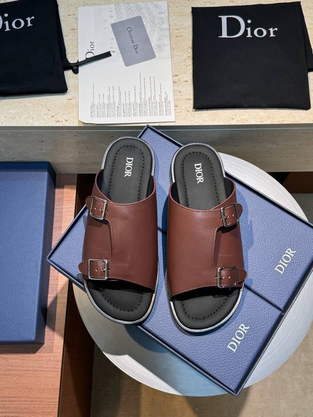 工厂P价 迪奥 Dior Alias男士牛皮拖鞋 这款 Alias 凉鞋夏季新品，彰显休闲高雅的风范。采用粒面牛皮革、Oblique印花面料精心制作，牛皮内里！