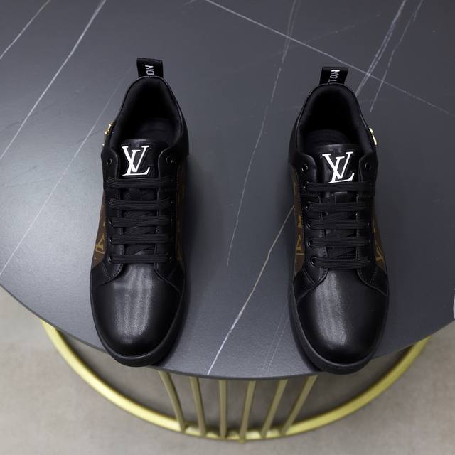出厂价Pp： 品牌：Lv路易威登 标准码：38-44 45订做 等级：官网同款 材料：原版皮料拼接 舒适羊皮内里 轻便耐磨大底 款式类别：男士时尚休闲鞋 运动鞋