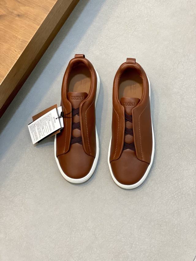 Ermenegildo Zegna 杰尼亚休闲运动鞋 Triple Stitch 是一款精致的休闲鞋履，饰有标志性三重交叉松紧细节，灵感源于三重手缝线迹造型，彰