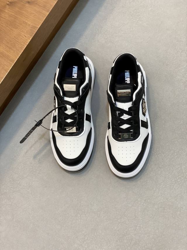 Philipp Plein-菲利普普莱茵，德国潮牌男士低帮板鞋，牛皮鞋面设计，鞋面皮牛皮打造，透气布内里。好看好搭。超轻大底，脚感舒适！ Size：39-45
