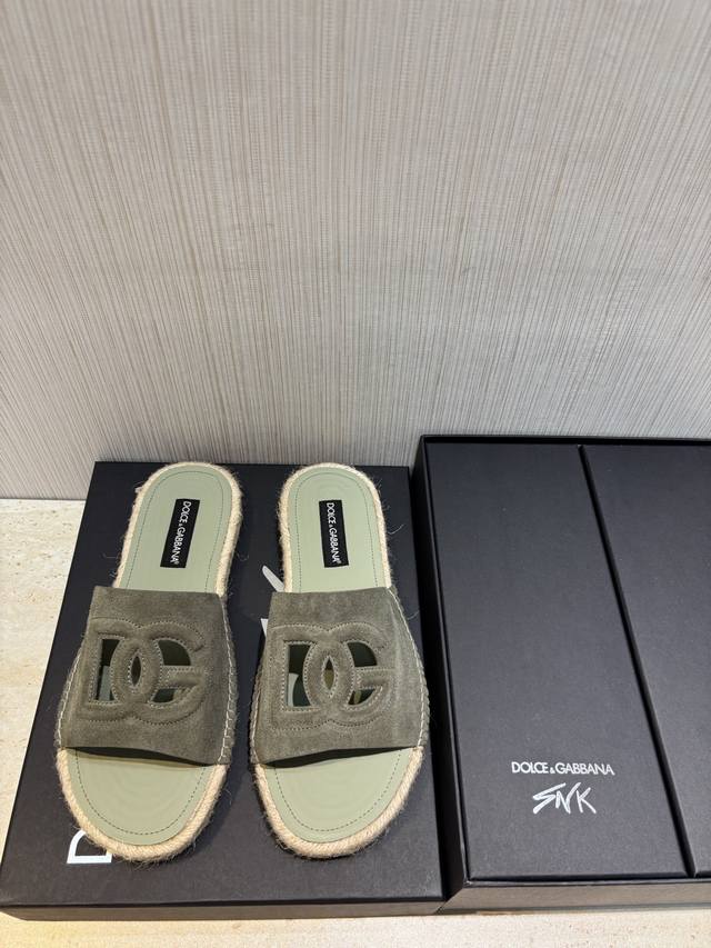 D&G 顶级 Size:39-44 38.45 46 定做 2025D&G 最新夏季麻底 小牛皮徽标男士拖鞋 作为精湛工艺和精美细节的象征，全新拖鞋点缀电镀Dg