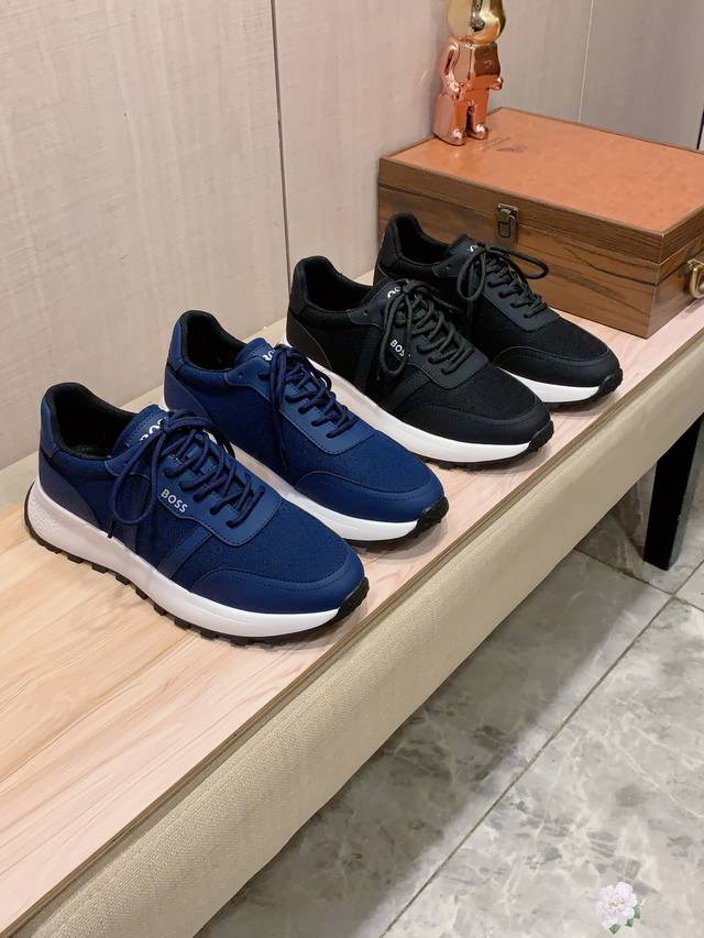新款: 厂价 Boss* 最新爆款休闲鞋，顶端品牌 奢侈～代购，顶级～质量。 鞋面選用进口透气牛皮拼接布料打造材质透气羊皮垫脚 精细做工。原版个性时尚柔软橡膠耐