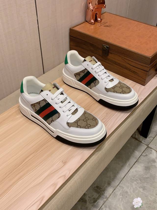 新款: 厂价 古奇Gucci* 最新爆款休闲鞋，顶端品牌 奢侈～代购，顶级～质量。 鞋面選用进口透气牛皮拼接布料打造材质透气羊皮垫脚 精细做工。原版个性时尚柔软