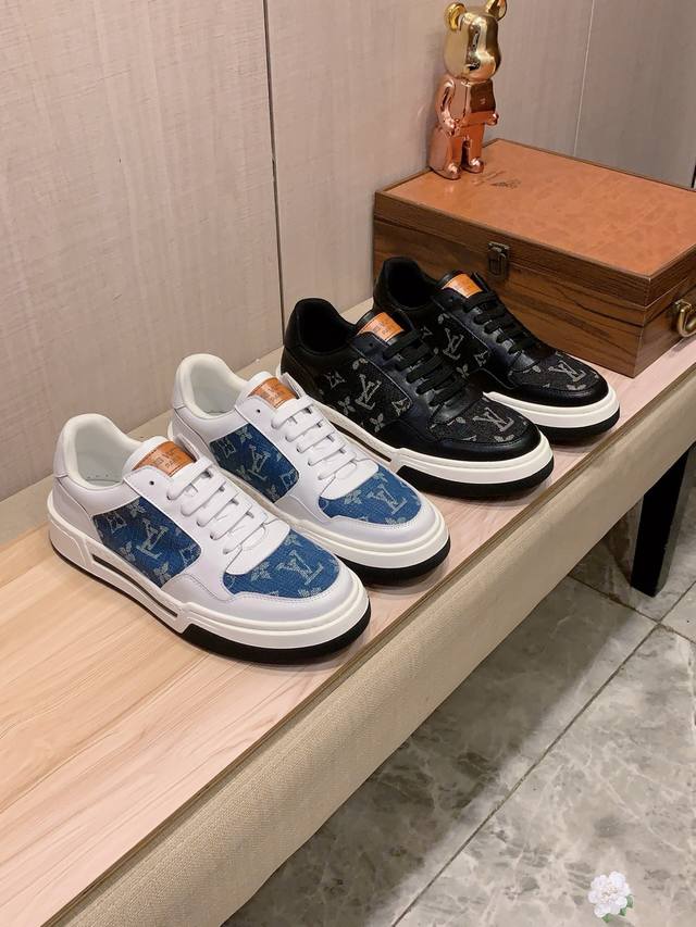 新款: 厂价 Lv* 最新爆款休闲鞋，顶端品牌 奢侈～代购，顶级～质量。 鞋面選用进口透气牛皮拼接布料打造材质透气羊皮垫脚 精细做工。原版个性时尚柔软橡膠耐磨防