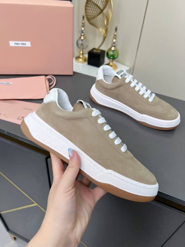 实价： Miumiu 缪缪 2025早春最新走秀款 休闲 运动鞋 阿甘鞋 德训鞋 原版购入开发 做货 这款休闲运动鞋引起关注，Miumiu缪缪在各大品牌中脱颖而