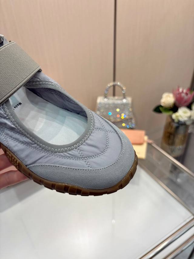 实价： Miumiu 缪缪 2025早春新品科技面料和绒 面小牛皮轮胎运动鞋魔术贴款凉鞋 该轮胎纹底结合了优雅和运动功能。动态、柔韧且耐用的橡胶鞋底让人想起轮胎
