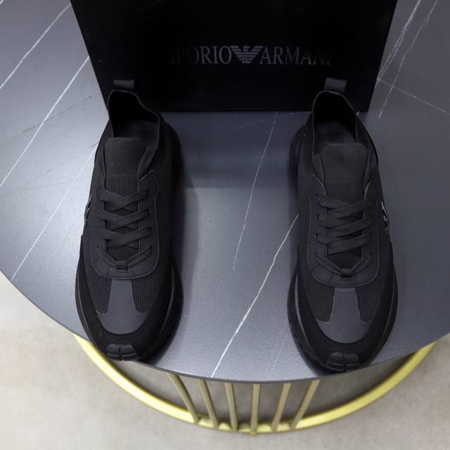 出厂价Pp： 品牌：阿玛尼Arm Ni 标准码：39-44 45定制 等级：官网同款 材料：原版皮料拼接透气布匹 舒适内里 轻便耐磨大底 款式类别：男士时尚休闲