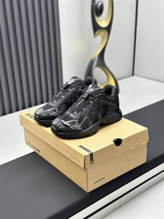 实价： Salomon Xt Whiser 萨洛蒙户外 休闲 全新演绎的专注于其空气动力学的外观上，标志性白色与奶油色带来都市风格。 另一双则以纯粹的黑色打造，