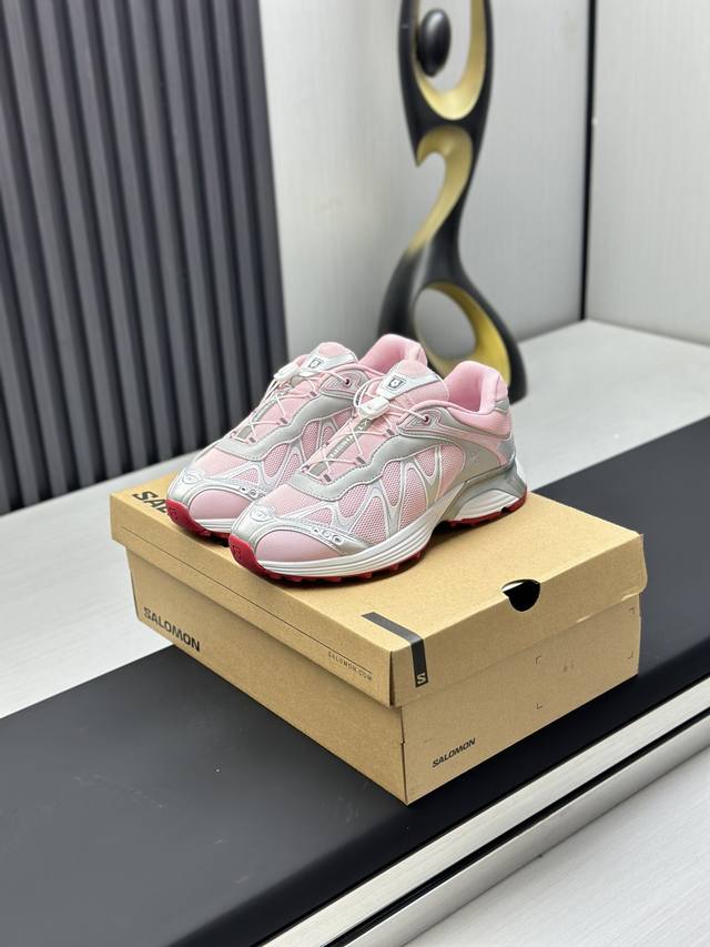 实价： Salomon Xt Whiser 萨洛蒙户外 休闲 全新演绎的专注于其空气动力学的外观上，标志性白色与奶油色带来都市风格。 另一双则以纯粹的黑色打造，
