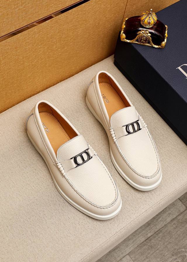 原单包装 商品商标：Dior 迪奥 休闲皮鞋 正码码数: 38-44 45.46.47订做 商品材料：精选 意大利进口头层荔枝纹牛皮鞋面+奢侈五金扣，进口水染牛