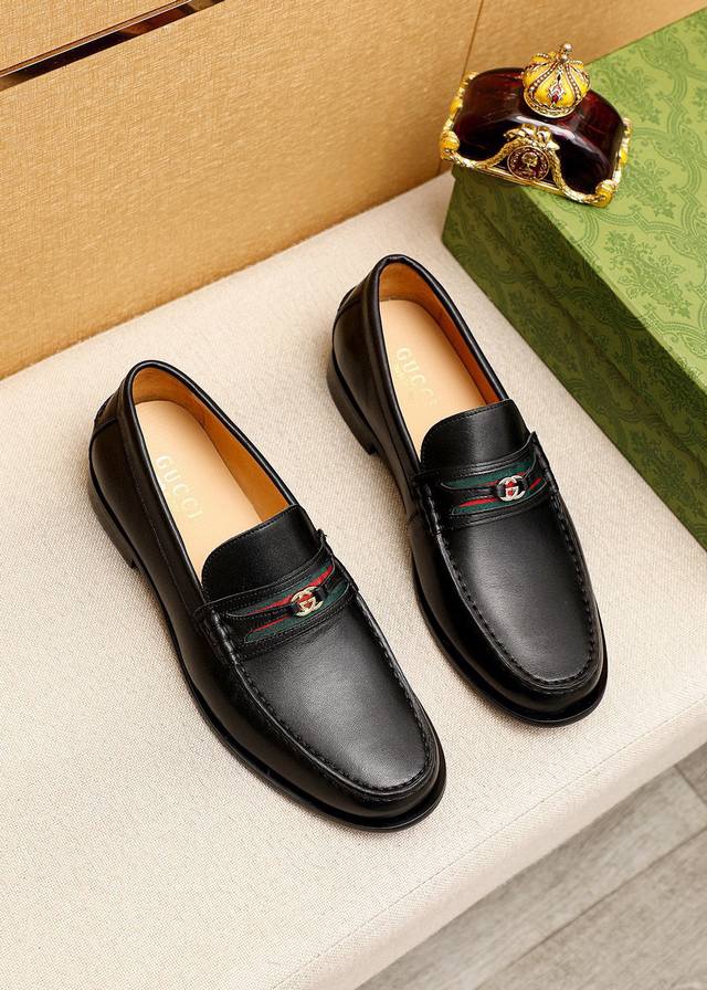 商品商标：Gucci 古驰 休闲皮鞋 正码码数: 38-44 45.46.47订制 商品材料：精选 进口头层小牛皮鞋面+经典五金扣，进口牛皮内里。强烈立体视觉效