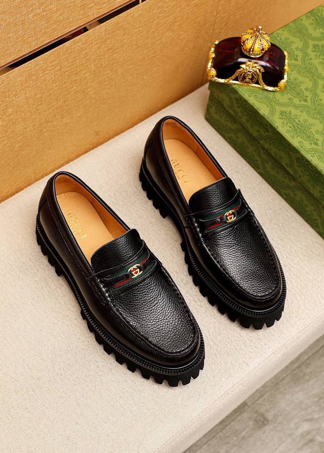 商品商标：Gucci 古驰 休闲皮鞋 正码码数: 38-44 45.46订制 商品材料：精选 进口头层荔枝纹牛皮鞋面+奢华五金扣，进口水染牛皮内里。强烈立体视觉