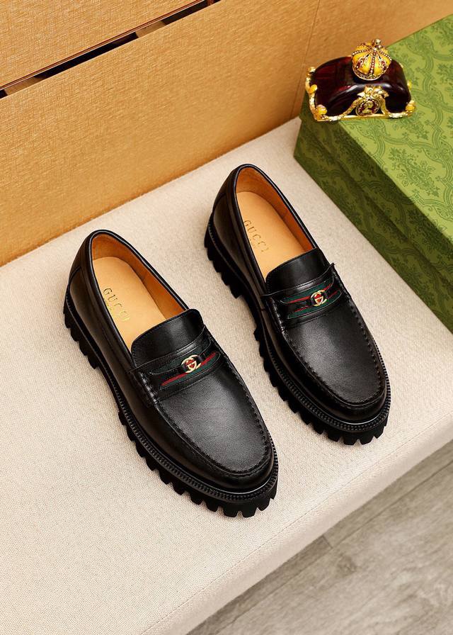 商品商标：Gucci 古驰 休闲皮鞋 正码码数: 38-44 45.46订制 商品材料：精选 进口头层小牛皮鞋面+奢华五金扣，进口水染牛皮内里。强烈立体视觉效果