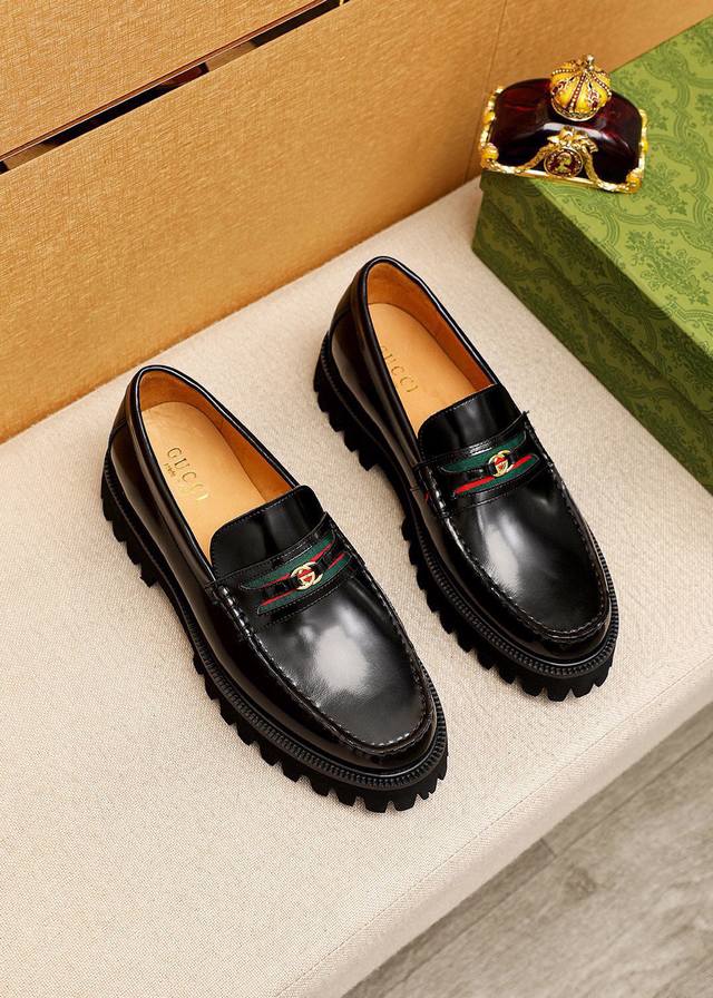 商品商标：Gucci 古驰 休闲皮鞋 正码码数: 38-44 45.46订制 商品材料：精选 进口头层开边珠牛皮鞋面+奢华五金扣，进口水染牛皮内里。强烈立体视觉