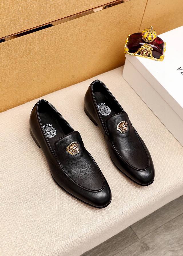 商品商标：Versace 范思哲 休闲皮鞋 正码码数: 38-44 45.46.47订制 商品材料：精选 进口头层小牛皮鞋面+奢华五金扣，进口水染牛皮内里。强烈