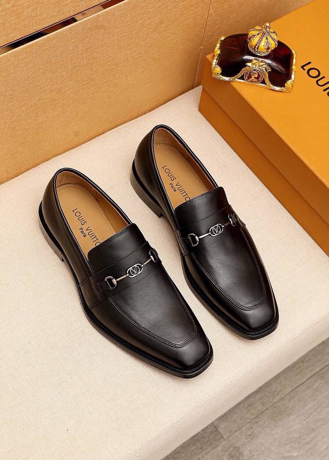 商品商标：Louis Vuitton 路易威登 休闲皮鞋 正码码数: 38-44 45.46.47订制 商品材料：精选 进口头层小牛皮鞋面+奢华五金扣，进口头层