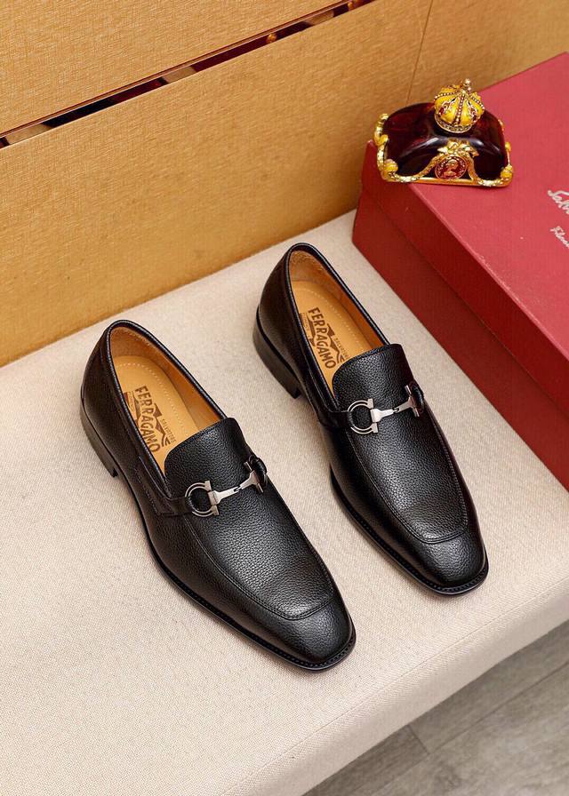 商品商标：Ferragamo 菲拉格慕 休闲皮鞋 正码码数: 38-44 45订制 商品材料：精选 进口头层荔枝纹牛皮鞋面+奢华五金扣，进口水染牛皮内里。强烈立