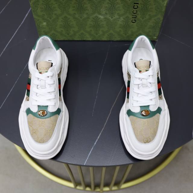 出厂价Pp： 品牌：古奇Gucci 标准码：38-44 等级：官网同款 材料：原版材料拼接 舒适透气内里 轻便耐磨运动大底 款式类别：男士时尚休闲鞋 跑步 运动