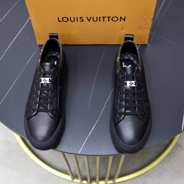 出厂价Pp： 品牌：Lv路易威登 标准码：38-44 等级：官网同款 材料：原版材料拼接 舒适透气内里 轻便耐磨运动大底 款式类别：男士时尚休闲鞋 跑步 运动鞋