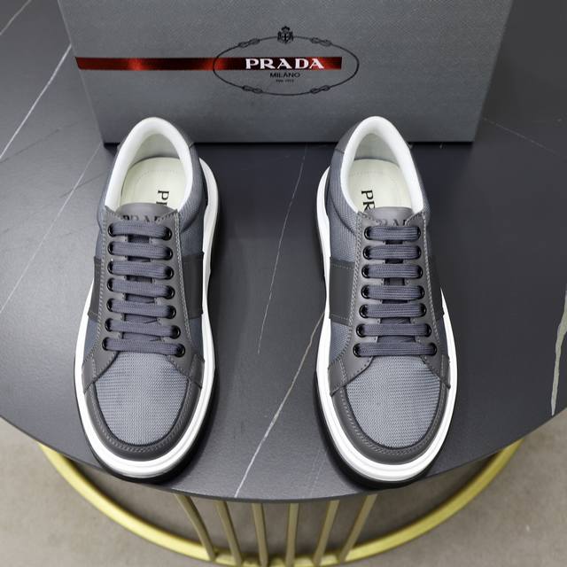 出厂价Pp： 顶级原单 品牌：Prada 普拉达 标准码：男码38 44 45可以定做 等级：官网同款 材料：原版牛皮拼接进口布匹 牛皮内里 原版组合双色耐磨柔