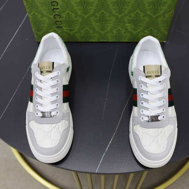 出厂价Pp： 品牌：古奇Gucci 标准码：38-44 45订做 等级：官网同款 材料：原版材料拼接 舒适透气羊皮内里 轻便耐磨运动大底 款式类别：男士时尚休闲