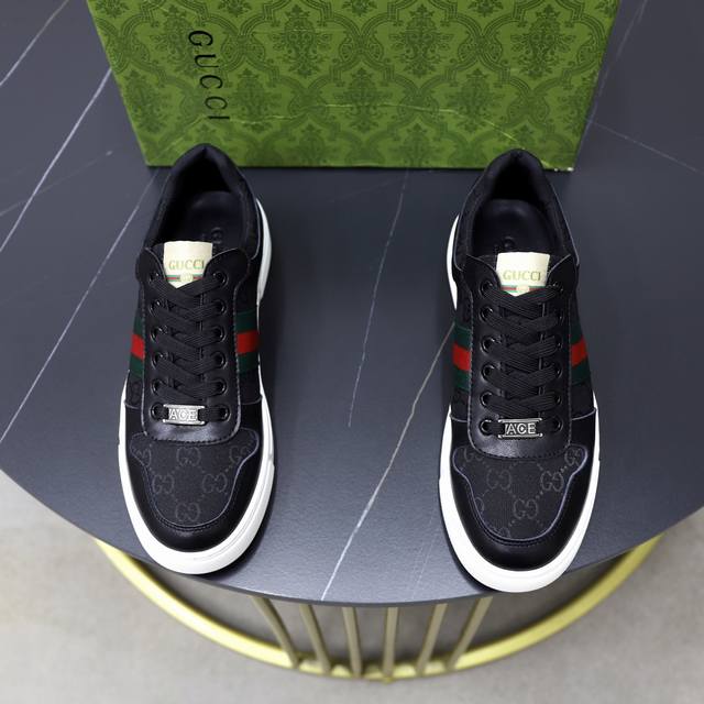 出厂价Pp： 品牌：古奇Gucci 标准码：38-44 等级：官网同款 材料：原版材料拼接 舒适透气羊皮内里 轻便耐磨运动大底 款式类别：男士时尚休闲鞋 跑步