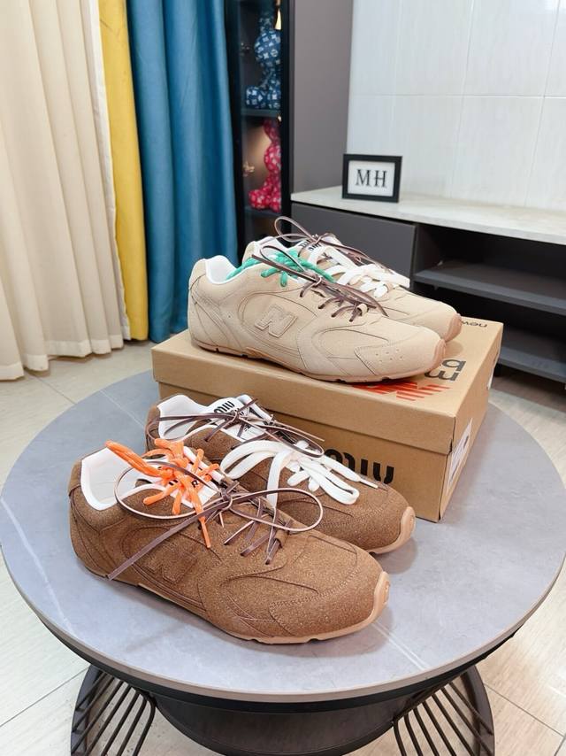 出厂价P 顶级版本Miumiu 缪缪 24Ss 新款秋冬季 休闲鞋，美到心坎上啦！ 柔软的真皮材质，触感细腻，亲肤舒适。 独特的设计，时尚又百搭，无论是搭配牛仔