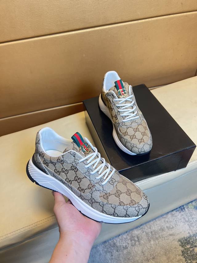 古奇 独特现代风运动鞋。休闲乐福原版皮 羊里 拒绝脱色磨脚 鞋底：原厂特供原版底，超酷 系带走路都带风风格设计 超舒服耐磨原版底 。就好像实物拍摄实物更赞 适合