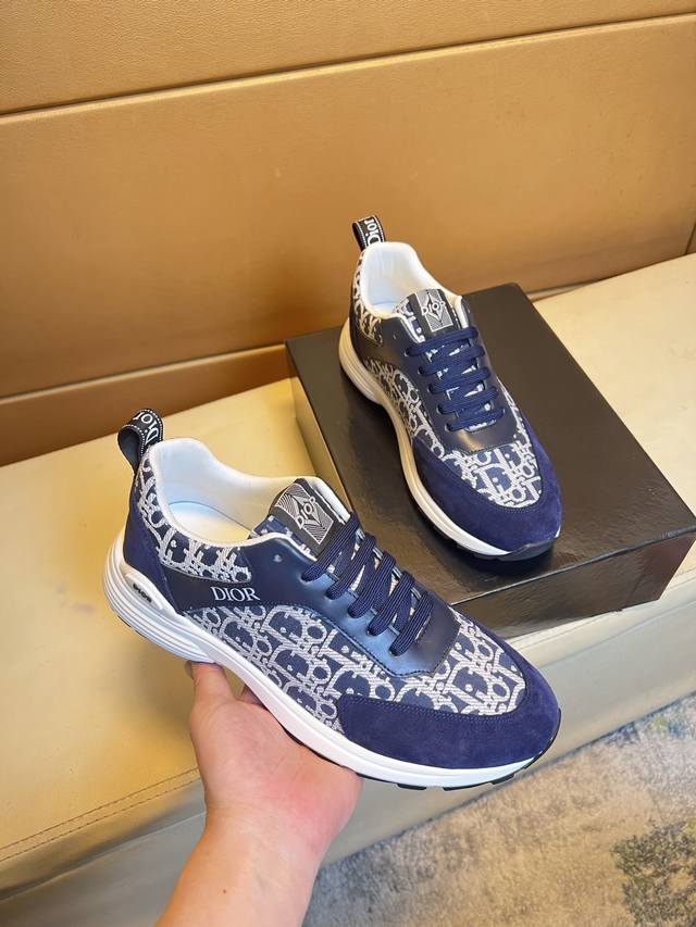 迪奥 独特现代风运动鞋。休闲乐福原版皮 羊里 拒绝脱色磨脚 鞋底：原厂特供原版底，超酷 系带走路都带风风格设计 超舒服耐磨原版底 。就好像实物拍摄实物更赞 适合