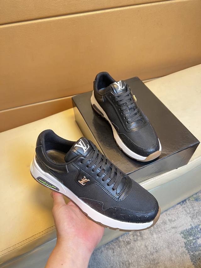 原单品质独家首发 路易威登～独特现代风运动鞋。休闲乐福原版皮 猪里 拒绝脱色磨脚 鞋底：原厂特供原版底，超酷 系带走路都带风风格设计 超舒服耐磨防滑原版底 。就