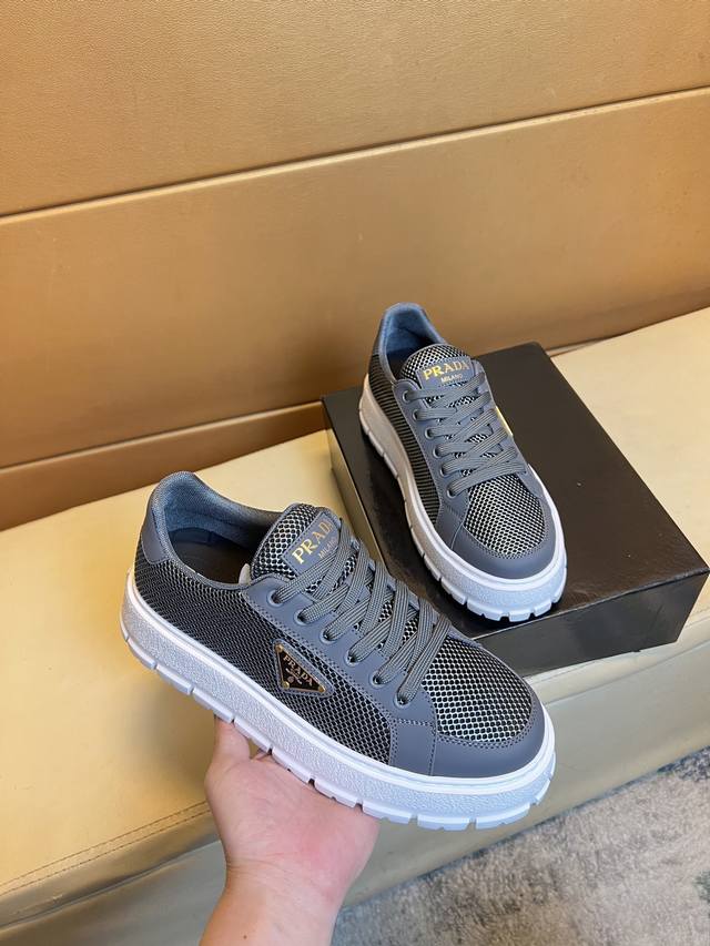 Prada 普拉达 -高端品质 原单 -鞋面：丝绸小牛皮、品牌帆布布匹、品牌金属扣件 -内里：网布，垫脚; 顶级牛皮 -大底：超轻Tpu发泡; 成型大底 -超高