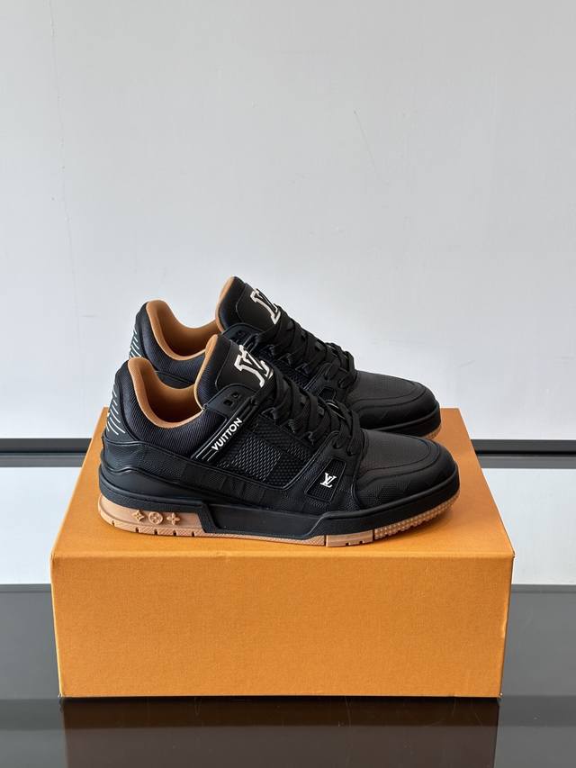 Lv Trainer 运动鞋以柔软 Damier 压纹牛皮革续写经典设计。金属端头皮革鞋带点亮雅致鞋身，撞色 Lv 字母和 Vuitton 标识增添品牌笔触，科