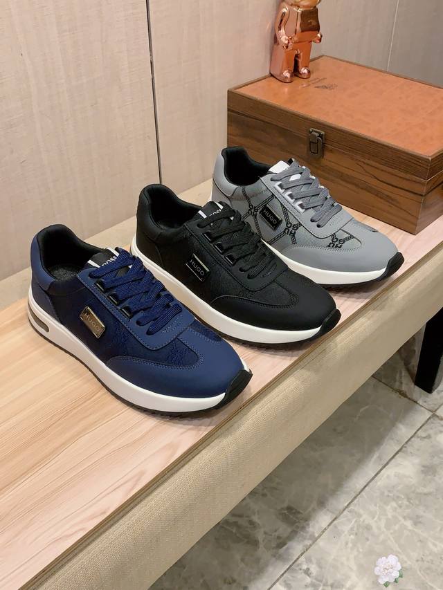新款: 厂价 Boss* 最新爆款休闲鞋，顶端品牌 奢侈～代购，顶级～质量。 鞋面選用进口透气牛皮拼接透气布料打造材质透气羊皮垫脚 精细做工。原版个性时尚柔软橡