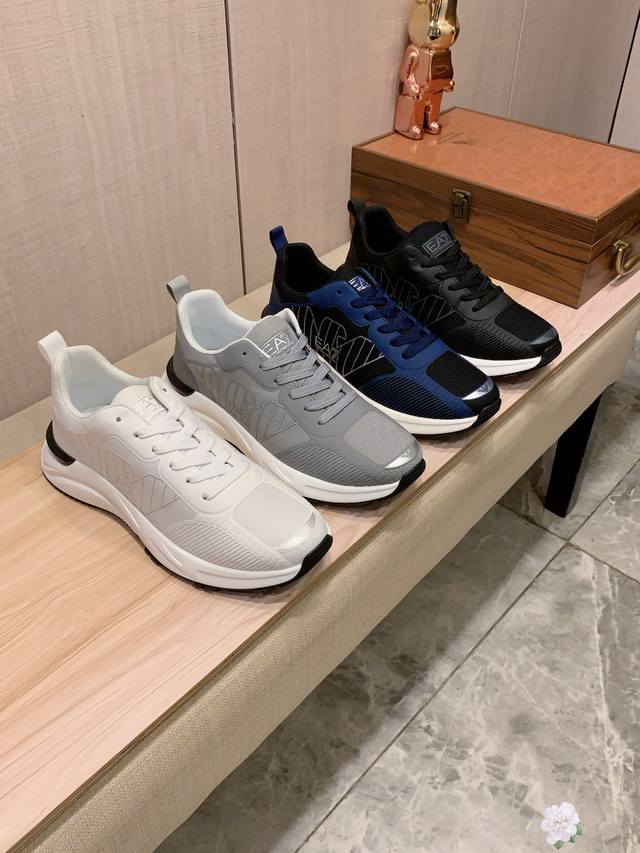 新款: 厂价 阿玛尼Armani* 最新爆款休闲鞋，顶端品牌 奢侈～代购，顶级～质量。 鞋面選用进口透气牛皮拼接透气布料打造材质透气羊皮垫脚 精细做工。原版个性