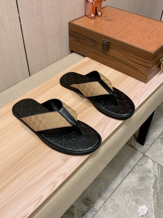拖鞋: 新款: 厂价 古奇Gucci* 系列拖鞋顶级代购男士同步发售，意大利进口织带原版精选牛皮，做工考究， ，鞋底： 超舒适 原厂特供原版底，独家双层活动成型