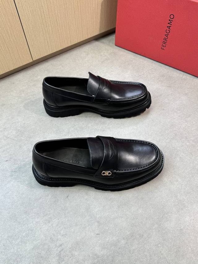 Ferragamo 菲拉格慕 -高端品质 原单正装皮鞋 -鞋面：开边珠小牛皮、手工串缝马克线、品牌横担金装饰 -内里：水染牛皮 -大底：超轻Tpu发泡 Tpr橡