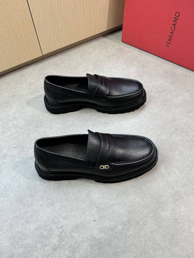 Ferragamo 菲拉格慕 -高端品质 原单正装皮鞋 -鞋面：摔纹小牛皮、手工串缝马克线、品牌横担金装饰 -内里：水染牛皮 -大底：超轻Tpu发泡 Tpr橡胶