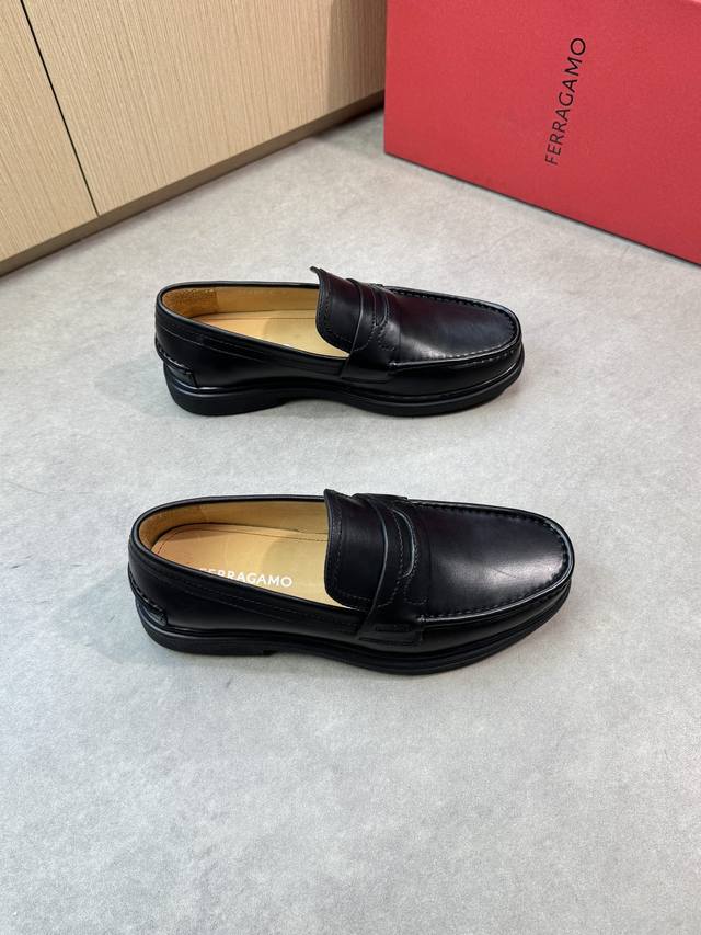 Ferragamo 菲拉格慕 -高端品质 原单正装皮鞋 -鞋面：纳帕小牛皮、手工串缝马克线、品牌横担金装饰 -内里：水染牛皮 -大底：超轻Tpr橡胶；成型大底