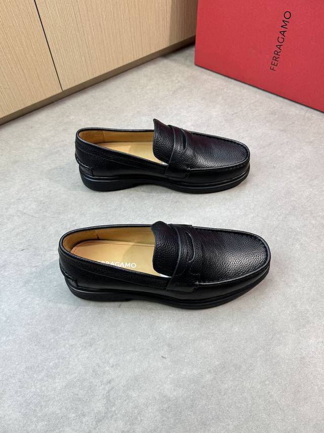 Ferragamo 菲拉格慕 -高端品质 原单正装皮鞋 -鞋面：荔枝纹小牛皮、手工串缝马克线、品牌横担金装饰 -内里：水染牛皮 -大底：超轻Tpr橡胶；成型大底