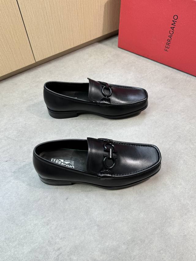 Ferragamo 菲拉格慕 -高端品质 原单正装皮鞋 -鞋面：纳帕小牛皮、手工串缝马克线、品牌横担金属扣件装饰 -内里：水染牛皮 -大底：超轻Tpr橡胶；成型