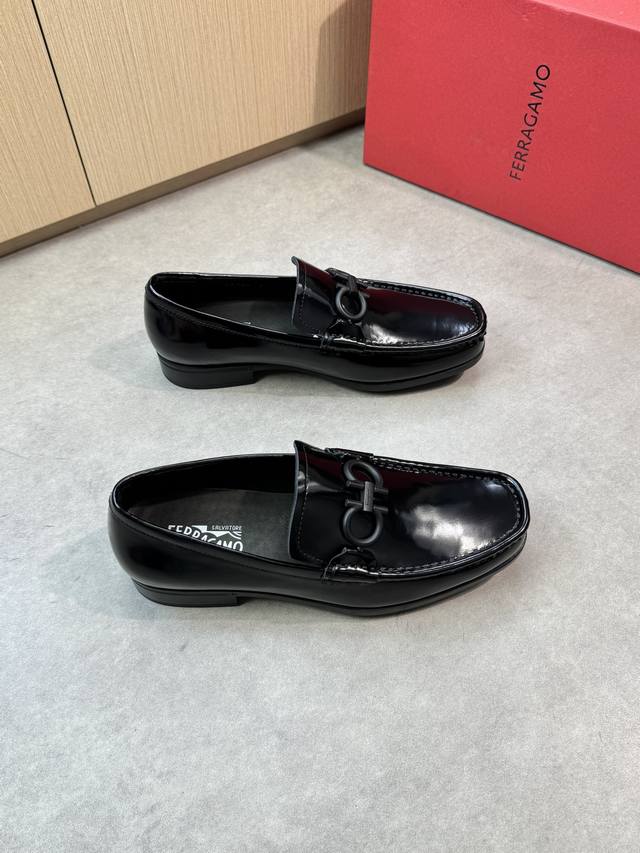 Ferragamo 菲拉格慕 -高端品质 原单正装皮鞋 -鞋面：开边珠小牛皮、手工串缝马克线、品牌横担金属扣件装饰 -内里：水染牛皮 -大底：超轻Tpr橡胶；成