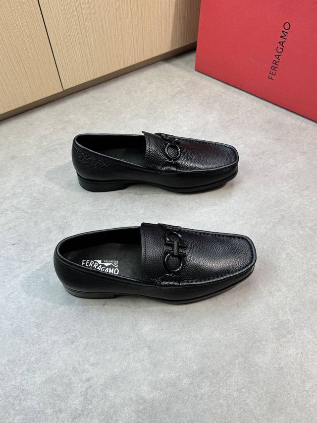 Ferragamo 菲拉格慕 -高端品质 原单正装皮鞋 -鞋面：荔枝纹小牛皮、手工串缝马克线、品牌横担金属扣件装饰 -内里：水染牛皮 -大底：超轻Tpr橡胶；成