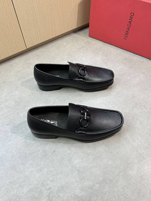Ferragamo 菲拉格慕 -高端品质 原单正装皮鞋 -鞋面：手掌纹小牛皮、手工串缝马克线、品牌横担金属扣件装饰 -内里：水染牛皮 -大底：超轻Tpr橡胶；成