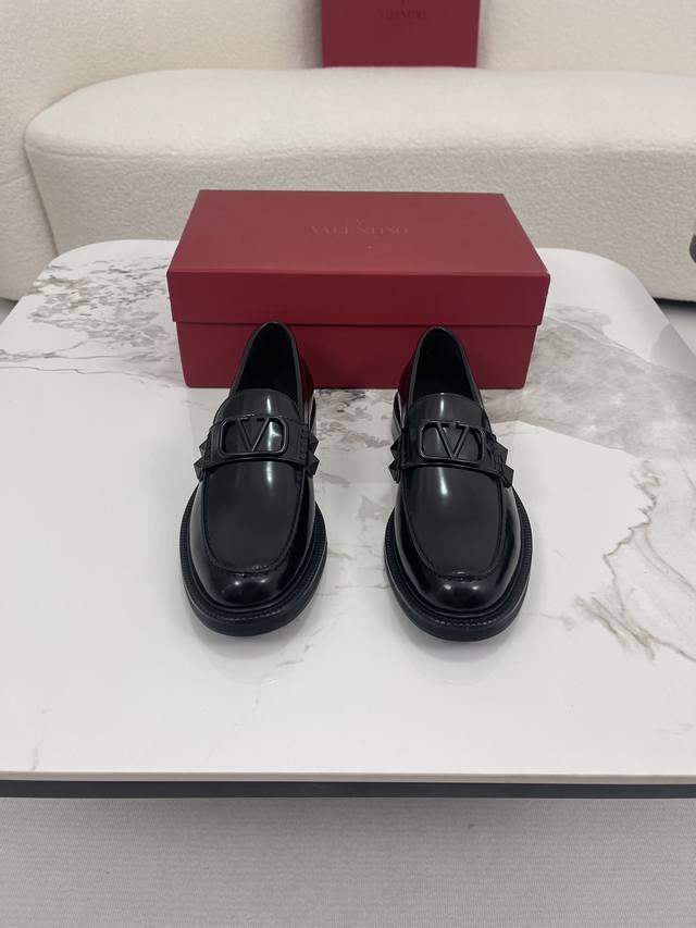 Valentino华伦天奴新款男士乐福鞋，品牌Logo装饰设计。时尚休闲皮鞋，这款乐福鞋采用进口牛皮鞋面，内里本染小牛皮 小牛皮鞋垫 上脚柔软舒适透气 配原盒全
